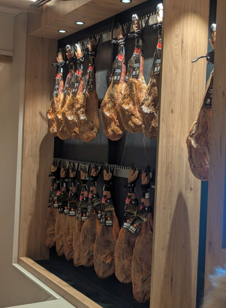 Egy jobb étterem sonkakínálata