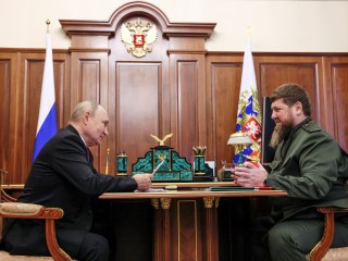 Vlagyimir Putyin orosz elnök és Ramzan Kadirov csccsen vezér a Kremlben 2023. szeptember 28-án. Fotó:  EPA/MIKHAIL METZEL/SPUTNIK/KREML