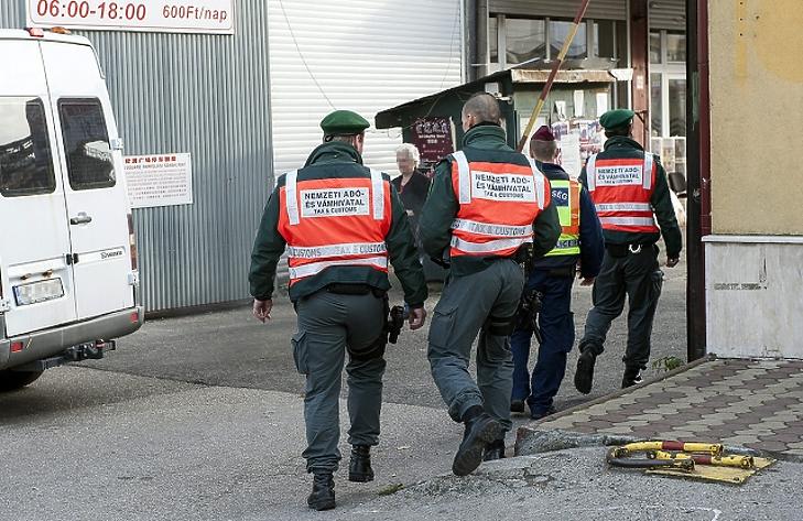 Komoly fogás a határon: nem csak potencianövelőt rejtett az autó