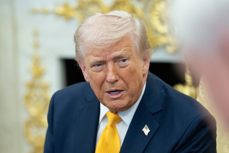 Donald Trump amerikai elnök újságíróknak nyilatkozik a Takeicsi Szanae japán miniszterelnökkel tartott találkozóján a washingtoni Fehér Ház Ovális irodájában 2026. március 19-én, az Irán elleni amerikai-izraeli hadművelet kezdete után három héttel. Trump közölte, hogy az Egyesült Államok nem készül szárazföldi erőket küldeni Iránba.

