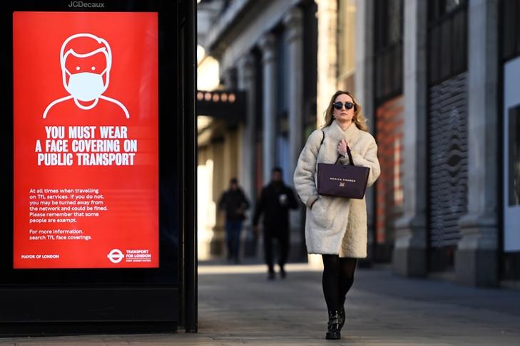 Járókelő Londonban 2022. január 20-án. Nagy-Britannia túl van az omikron-csúcson, hamarosan sehol sem lesz kötelező maszkot hordani. EPA/ANDY RAIN   