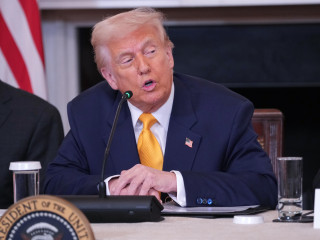 Donald Trump amerikai elnök beszél a kriptovalutákkal foglalkozó csúcstalálkozón a washingtoni Fehér Házban 2025. március 7-én.