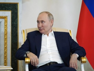 Vlagyimir Putyin orosz elnök fogadja Alekszander Lukasenka belorusz elnököt Szentpéterváron 2023. július 23-án. Fotó: EPA/ALEXANDER DEMYANCHUK / KREMLIN 