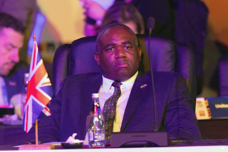 David Lammy brit külügyminiszter a világ 19 legfejlettebb gazdaságú és vezető feltörekvő országát, valamint az Európai Uniót tömörítő húszas csoport, a G20 külügyminiszteri találkozóján Johannesburgban 2025. február 20-án. 
