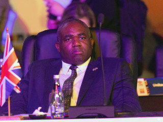 David Lammy brit külügyminiszter a világ 19 legfejlettebb gazdaságú és vezető feltörekvő országát, valamint az Európai Uniót tömörítő húszas csoport, a G20 külügyminiszteri találkozóján Johannesburgban 2025. február 20-án. 