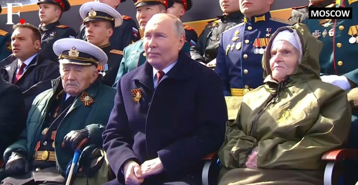 Vlagyimir Putyin elnök követi a díszszemle eseményeit Moszkvában, a Győzelem napján 2024. május 9-én. 