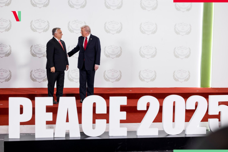 Donald Trump és Orbán Viktor a Sarm-es Sejkben szervezett közel-keleti békekonferencián