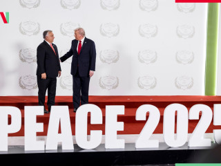 Donald Trump és Orbán Viktor a Sarm-es Sejkben szervezett közel-keleti békekonferencián