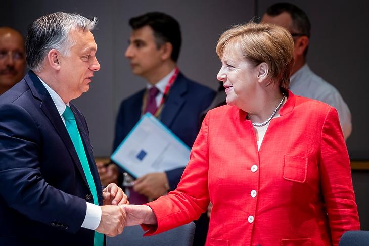 Orbán Viktor és Angela Merkel német kancellár egy 2018. júniusi EU-csúcson Brüsszelben.  Forrás: Európai Tanács