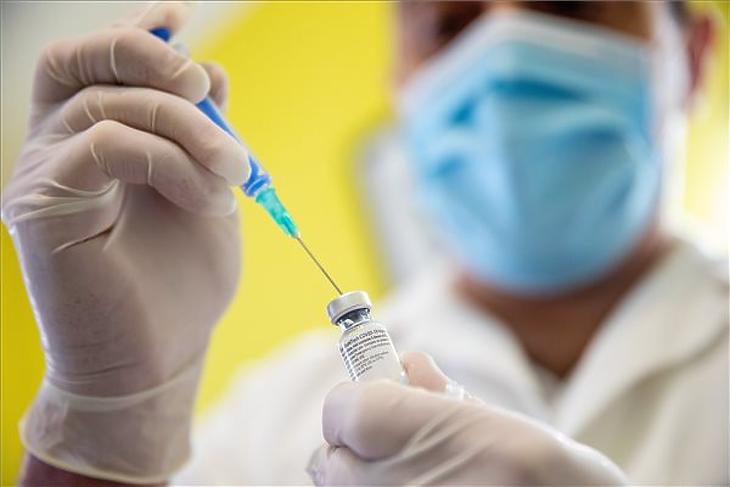 Egy egészségügyi dolgozó a Pfizer-BioNTech koronavírus elleni vakcinát készíti elő. Ilyet továbbra is csak állami alkalmazottól látunk majd... (Fotó: MTI/Rosta Tibor) 