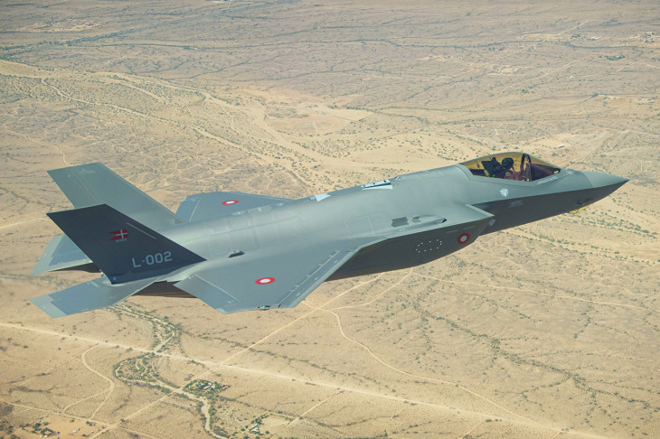 A dán légierő egyik F-35-öse gyakorlórepülésen az amerikai légtérben - nem tudna teljes erejével harcolni megalkotói ellen