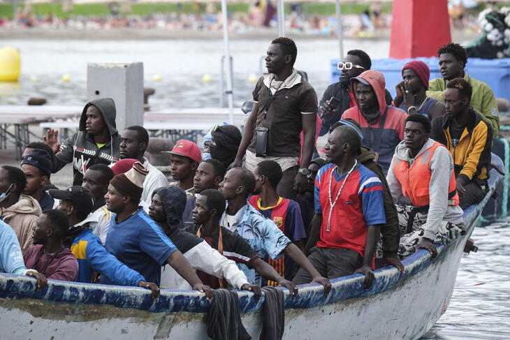 Illegális bevándorlók Spanyolországban, a Kanári-szigetekhez tartozó Tenerifén 2024. szeptember 17-én 