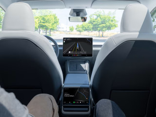 Furcsa manővereket láttak a Tesla önvezető taxijától