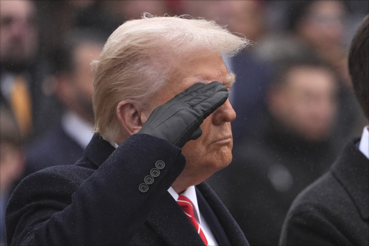 Donald Trump szalutál
