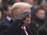 Donald Trump szalutál