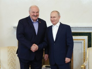 Vlagyimir Putyin orosz elnök kezet fog fehérorosz hivatali partnerével, Aljakszandr Lukasenkával Szentpéterváron 2023. július 23-án. Fotó: MTI/EPA/Szputnyik/Alexander Demjancsuk