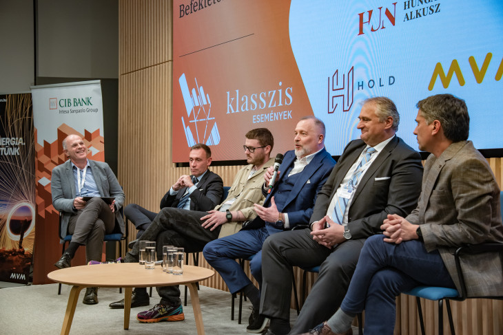 Ez ezermilliárd dolláros kérdés és a válaszok. Csabai Károly főszerkesztő kérdezi a szakértőket. Balról jobbra. Somlai László, Simonyi Dániel, Nagy Bálint, Dócs János és Cser Tamás. 