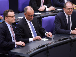 . Friedrich Merz, a Kereszténydemokrata Unió (CDU) vezetője és kancellárjelöltje (k) a kancellárrá választásáról tartott szavazás után a német parlamenti alsóház, a Bundestag ülésén Berlinben 2025. május 6-án. 