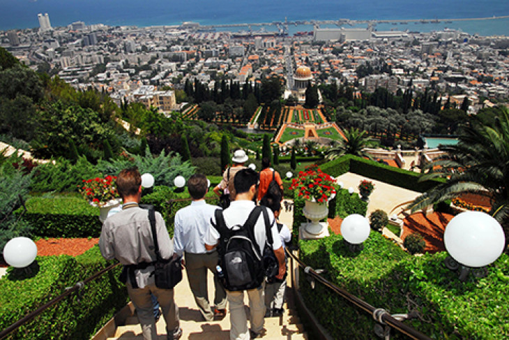 Turisták a Baha'i szentélynél - kell az eget kémlelni beérkező rakéták után kutatva?