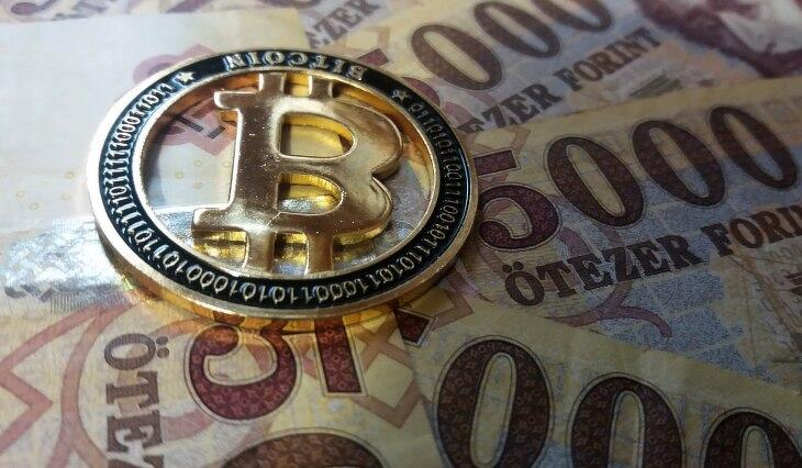 405 is volt az euró, forintban már majdnem csúcson van a bitcoin