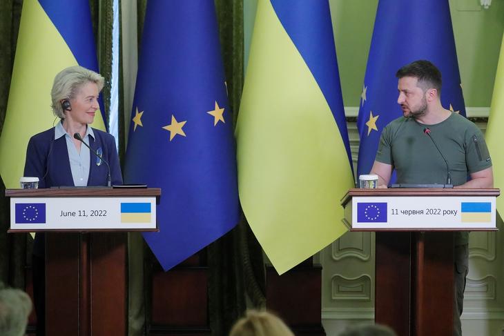 Közös nevezőre kell jutniuk az ukrán EU-csatlakozási folyamat beindításához. Von der Leyen és Zelenszkij közös sajtótájékoztatója Kijevben 2022. június 11-én. EPA/SERGEY DOLZHENKO