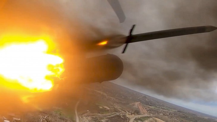 Az orosz légierő egyik Ka-52-es helikoptere rakétákat lő ki ukrán célpontokra egy meg nem nevezett helyszínen