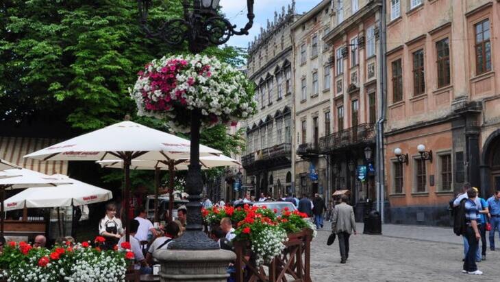 Lemberg (Lviv) belvárosa itt épp virágzik