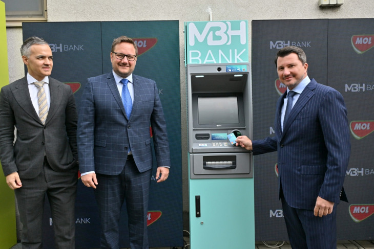 Ratatics Péter, a Mol-csoport fogyasztói szolgáltatásokért felelős ügyvezető igazgatója,  Dr. Bacsa György, a Mol Magyarország ügyvezető igazgatója és Dr. Barna Zsolt, az MBH Bank elnök-vezérigazgatója a két társaság közös sajtóeseményén.