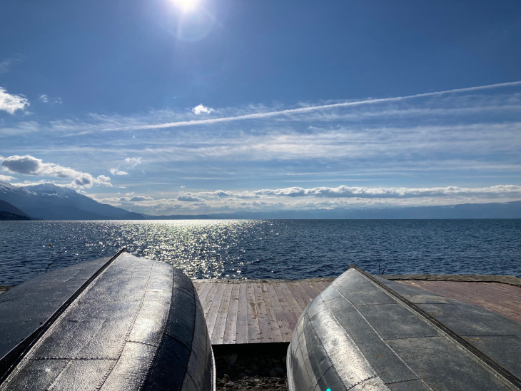 Januárban pihennek a csónakok a tó partján