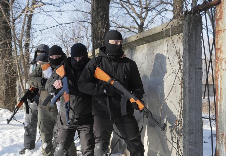 A Georgiai Nemzeti Légió tagjai katonai kiképzést tartanak ukrán polgári személyeknek egy esetleges orosz inváziótól tartva Kijevben 2022. február 4-én. A 2014-ben alakult Georgiai Légió egy félkatonai egység, amelyet a kelet-ukrán konfliktusban Ukrajna oldalán harcoló georgiai és más nemzetiségű önkéntesek alkotnak. Fotó: MTI/EPA