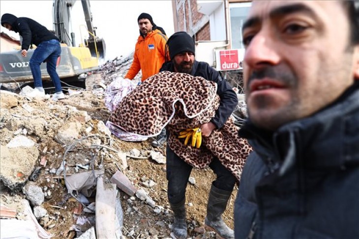 Unokahúga épülettörmelékből kiszabadított holttestét viszi egy férfi a délkelet-törökországi Kahramanmaras tartomány Elbistan körzetében 2023. február 8-án. Két nappal korábban több erős földrengés rázta meg Törökország délkeleti és Szíria északi részét, a legnagyobb rengés egyes mérések szerint a 7,8-as erősséget is elérte. A természeti katasztrófa halálos áldozatainak száma meghaladja a tizenegyezret. Törökországban a sebesültek száma 49 ezerre nőtt. Fotó: MTI/EPA/Sedat Suna