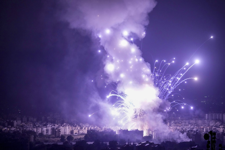  Izraeli légicsapás Bejrút túlnyomórészt síiták lakta déli elővárosában, Dahijében 2024. október 7-én. 