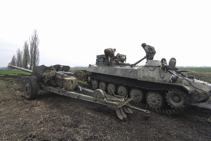 Ukrán katonák állítanak pozícióba egy löveget Donyeck megyében 2022. április 18-án. MTI/EPA 