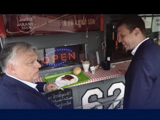 Orbán Viktor és Menczer Tamás kolbászozik Tinnyén, 2024. május 19. 