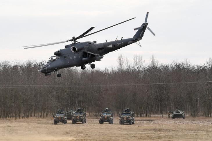 Gidrán típusú páncélozott harcjárművek és Mi-24 típusú harci helikopter gyakorlatoznak