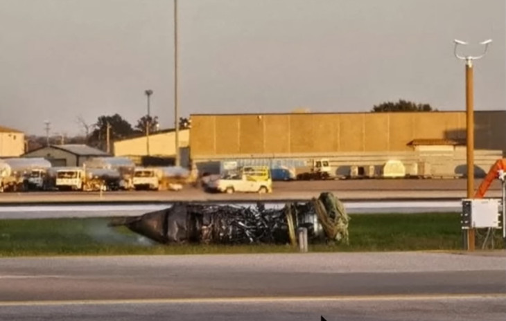 Maga az elvesztett  General Electric CF6-80C2D1F hajtómű a futópálya mellett – magától szakadt le vagy a tartószerkezet mondta fel a szolgálatot?