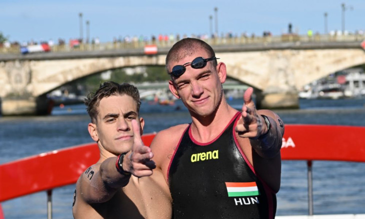 Az aranyérmes Rasovszky Kristóf és a bronzérmes Betlehem Dávid a férfi 10 kilométeres nyíltvízi úszás versenye után a célban a 2024-es párizsi nyári olimpián a Szajna III. Sándor hídjánál 
