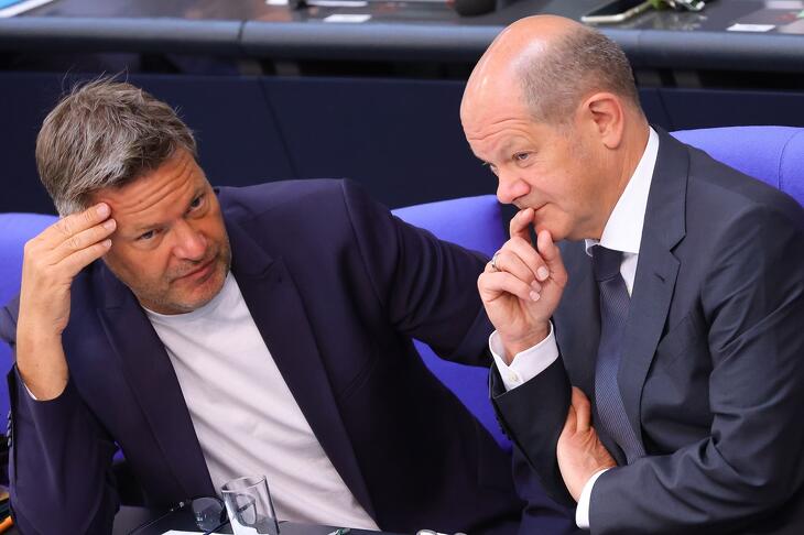 Törik a fejüket. Robert Habeck alkancellár és Olaf Scholz kancellár a Bundestagban Berlinben 2022. május 19-én.