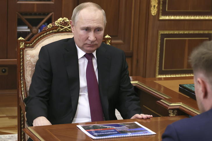 Putyin láthatóan eléggé aggódott.  Fotó: MTI/AP/Kreml/Pool/Mihail Klimentyev