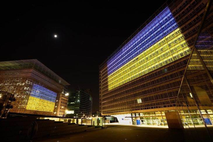 Oroszország elleni szankciókkal is segíti az EU Ukrajnát. Az Európai Bizottság épülete ukrán nemzeti színekben 2022. május 8-án. Fotó: Európai Bizottság/ Claudio Centonze