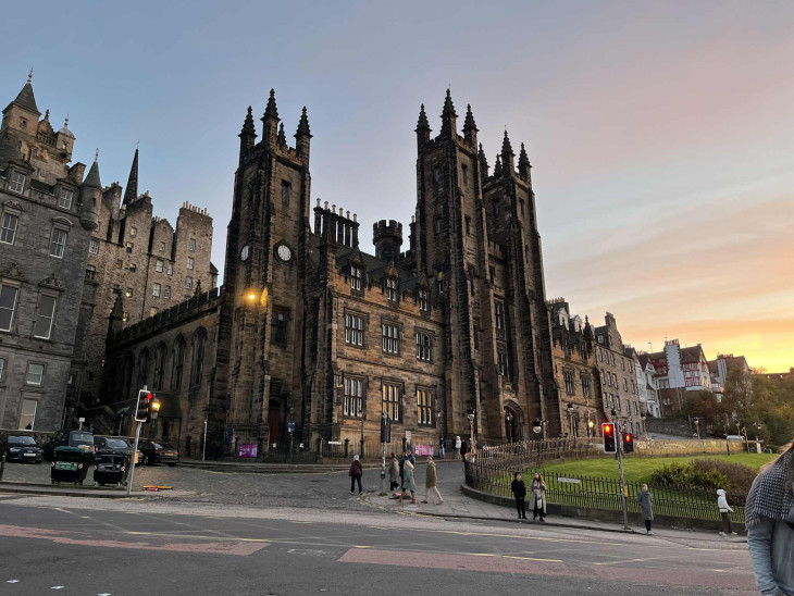 Az Edinburgh-i Egyetem kollégiuma, állítólag erről mintázta J. K. Rowling a Roxfort Boszorkány- és Varázsló szakiskolát könyvsorozatában