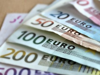 Egyre kevesebbet kell fizetni az euróért. Fotó: Deposithphotos