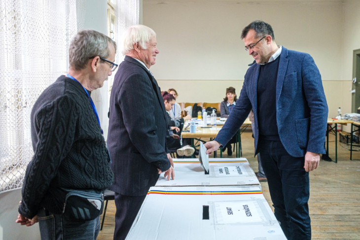  Hajdu Gábor, a Romániai Magyar Demokrata Szövetség (RMDSZ) képviselőjelöltje leadja szavazatát az erdélyi Csíkszeredában, a Csíksomlyó Egyesület székhelyén kialakított szavazókörzetben 2024. december 1-jén a romániai parlamenti választásokon, amelyen a kétkamarás parlament összetételéről döntenek a választópolgárok. 