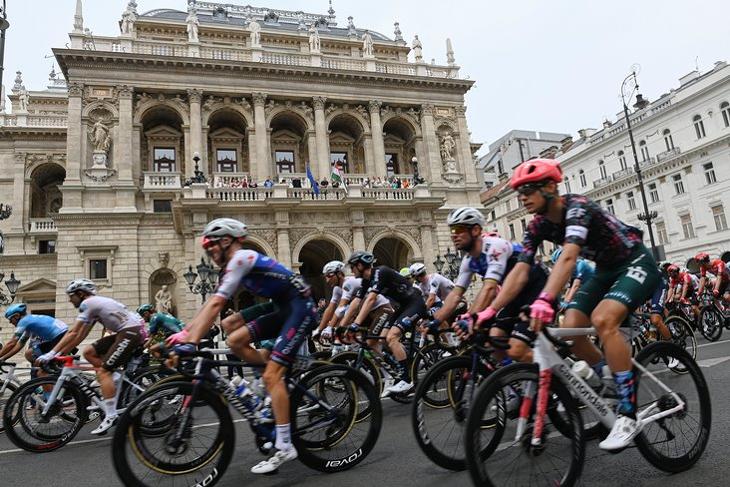 A Giro d'Italia mezőnye az Andrássy úton 2022. május 6-án. MTI/Koszticsák Szilárd 