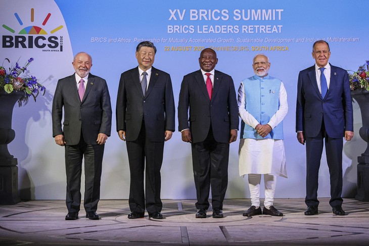 Itt látszólag minden rendben: csoportkép a BRICS-országok johannesburgi csúcstalálkozóján részt vevő politikusokról 2023. augusztus 22-én. A Brazíliát, Oroszországot, Indiát, Kínát és Dél-Afrikát tömörítő BRICS-csoport állam- és kormányfői augusztus 22. és 24. között üléseznek Dél-Afrikában. Balról-jobbra: Luiz Inácio Lula da Silva brazil, Hszi Csin-ping kínai, Cyril Ramaphosa dél-afrikai elnök, Narendra Modi indiai kormányfő és Szergej Lavrov orosz külügyminiszter. Fotó: MTI/EPA/Az orosz külügyminisztérium sajtószolgálata 