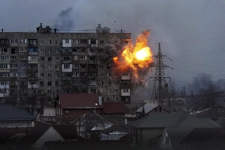 Orosz lövedék becsapódása egy lakóházba a dél-ukrajnai Mariupolban 2022. március 11-én. Az ukrán kikötővárosok pusztulása évekre megnehezítheti az élelmiszerexportot az országból. Fotó: MTI/AP/Jevhen Maloletka