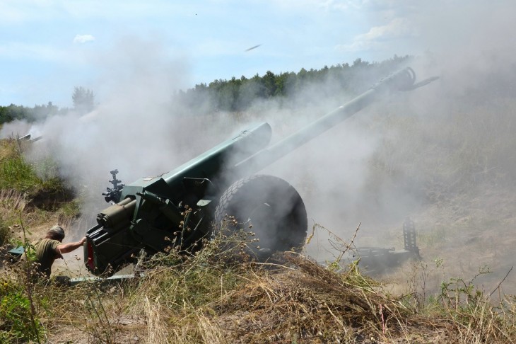 Az ukrán haderő egy D-30-as tarackja akcióban még 2018-ban. Jogos az 1960-as évek technikáját a mai, modern eszközök árán elszámolni? Fotó: Wikimedia