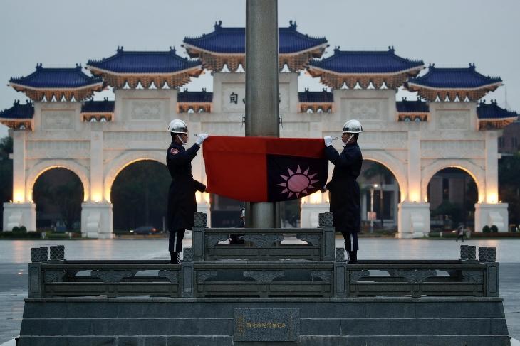 A tajvani díszőrség tagjai a tajvani zászlóval Tajpejben. Fotó: EPA = Ritchie B. Tongo Cikk kép 2021-01-13 07:44:43