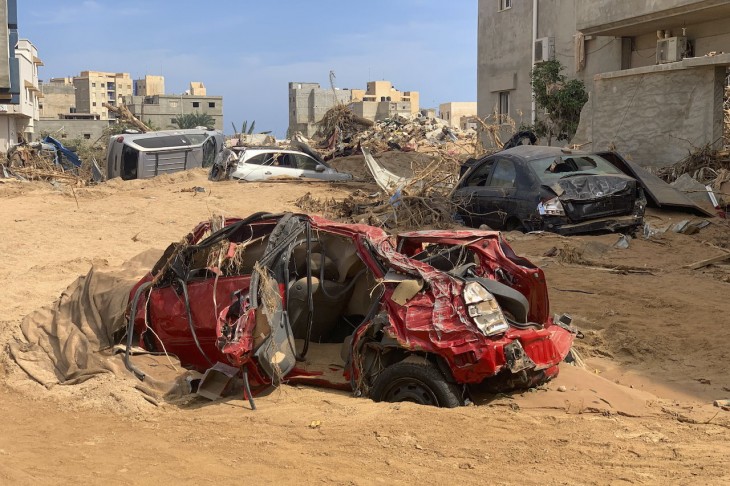 A pusztítás nyomai a kelet-líbiai Dernában 2023. szeptember 17-én. Hét nappal korábban a Daniel mediterrán viharban átszakadt két gát, és kiszabadult hatalmas víztömeg egész városrészeket elpusztított. Fotó: MTI/AP/Yousef Murad