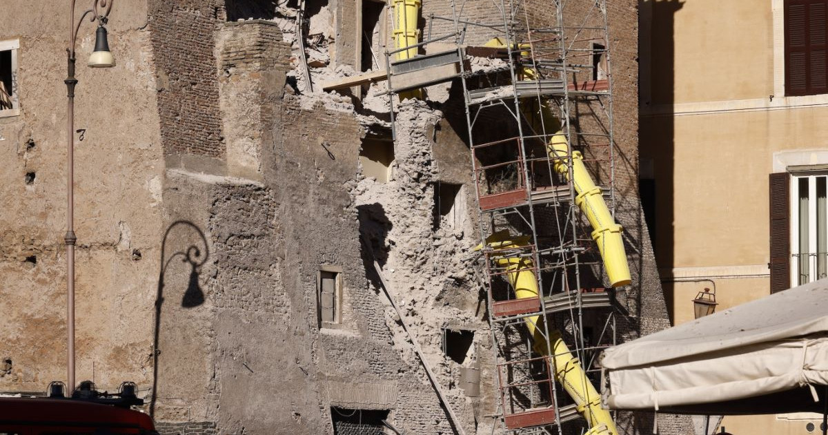 Középkori torony omlott a munkásokra Rómában